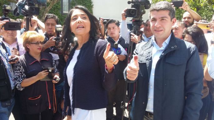 Alejandra Barrales acompaña a Purificación Carpinteyro a votar