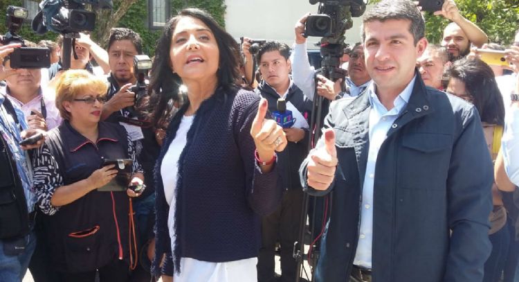 Alejandra Barrales acompaña a Purificación Carpinteyro a votar