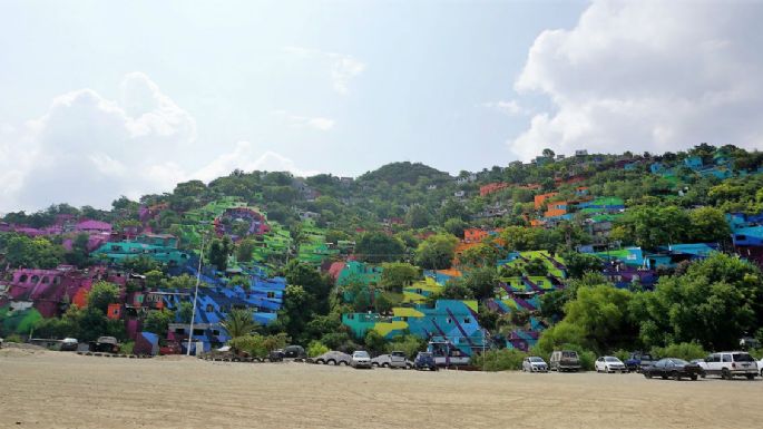 La 'favela" regiomontana que intenta esconder a "brochazos" pobreza y delincuencia