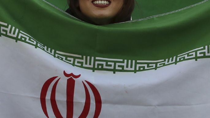 Después de casi 40 años de prohibición, mujeres de Irán asisten a un partido de futbol (Video)