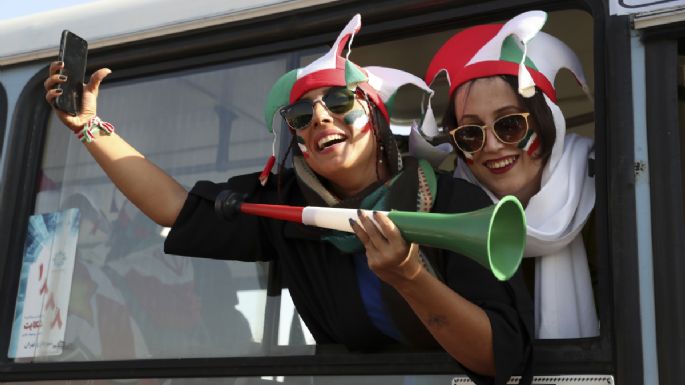 Después de casi 40 años de prohibición, mujeres de Irán asisten a un partido de futbol (Video)