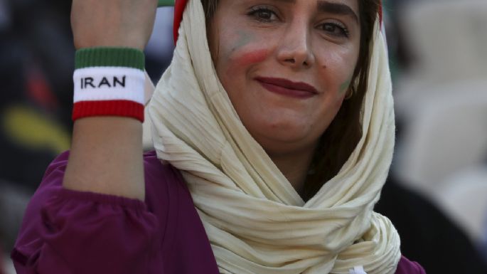 Después de casi 40 años de prohibición, mujeres de Irán asisten a un partido de futbol (Video)