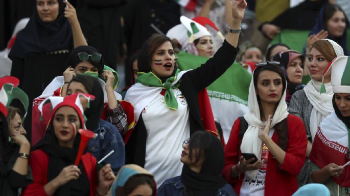 Después de casi 40 años de prohibición, mujeres de Irán asisten a un partido de futbol (Video)