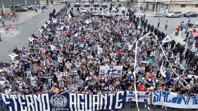 Van contra barristas de Rayados que participaron en caravana al Estadio Universitario