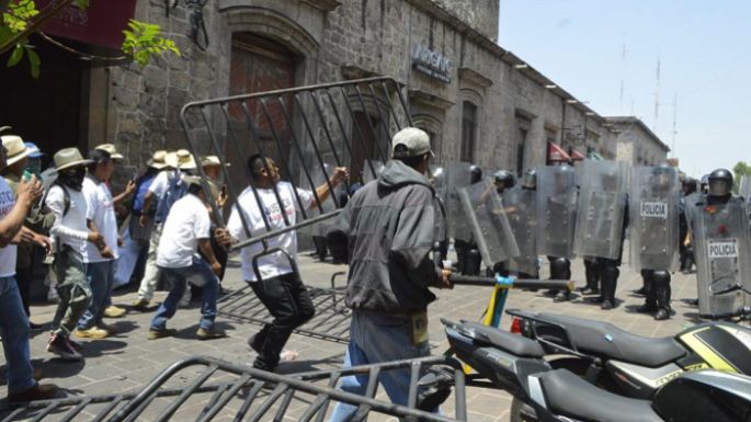 Comuneros de Arantepacua se enfrentan con la policía en Morelia; hay dos heridos