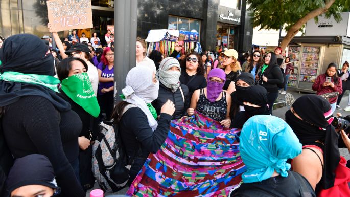 Hospitalizan a tres policías lesionadas en marcha feminista