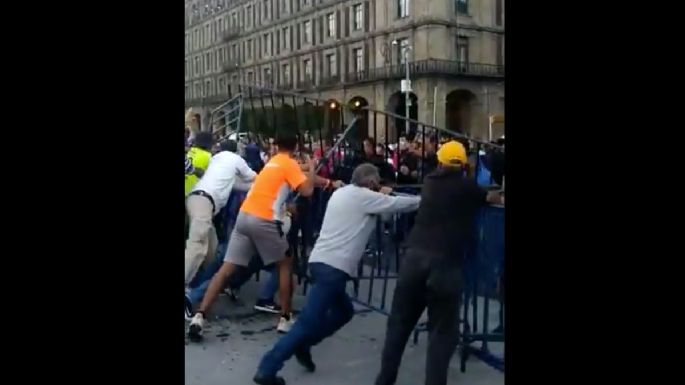 Simpatizantes de AMLO enfrentan a integrantes de Frena en el Zócalo capitalino
