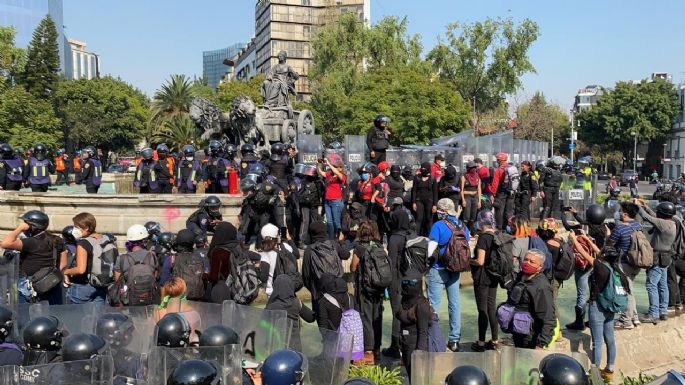 Mujeres de la CDMX se manifiestan en la Roma contra la represión en Cancún