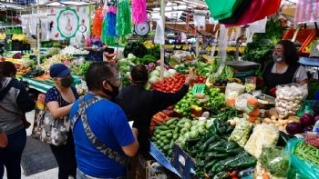 Pese a caída en confianza del consumidor, el peso se fortalece frente al dólar