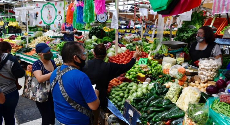 Pese a caída en confianza del consumidor, el peso se fortalece frente al dólar