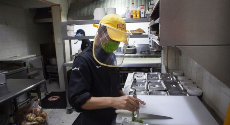 Solicitudes del seguro por desempleo en EU caen a 238 mil, en un mercado laboral resiliente