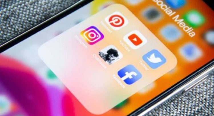 Países Bajos restringe celulares en aulas y mejora la salud mental de estudiantes