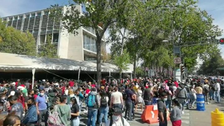 Ante largas filas, garantizan dosis de vacunas en la Biblioteca Vasconcelos