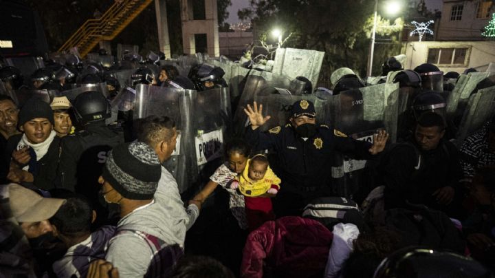 Migrantes y policías se enfrentan en la autopista México-Puebla; hay al menos 17 lesionados