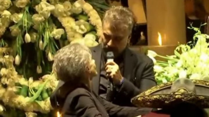 Así le cantó Alejandro Fernández a su madre durante el funeral de Vicente Fernández