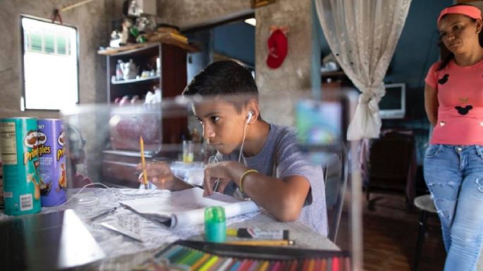 Niño con Asperger vende dibujos para ayudar a su mamá y evitar que se enferme de covid-19