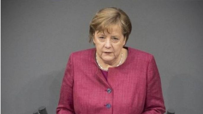 Un eurodiputado es multado por difundir un fotomontaje de Merkel haciendo el saludo nazi