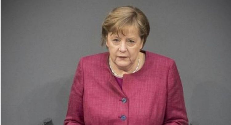 Un eurodiputado es multado por difundir un fotomontaje de Merkel haciendo el saludo nazi