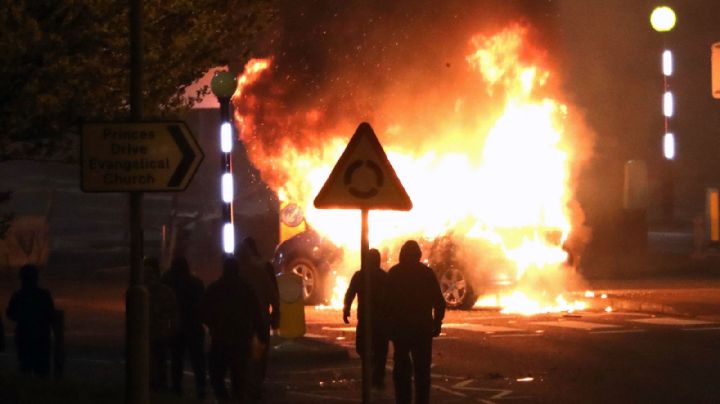 Disturbios en Belfast y Londonderry dejan 27 policías heridos