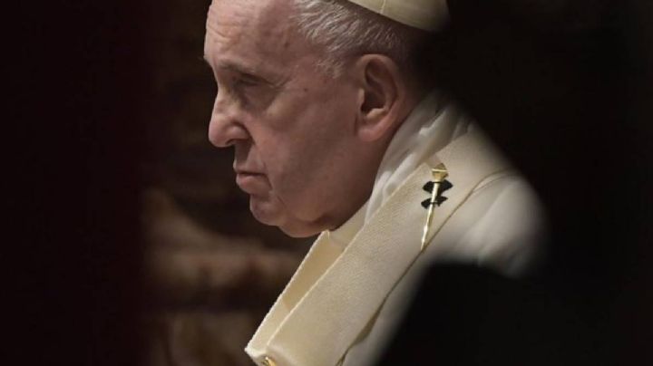 El Papa no descarta revisar el celibato sacerdotal y dice que a veces puede "llevar a un machismo"