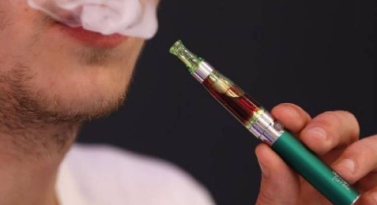 Combinar cigarro y vapeo cuadruplica el riesgo de cáncer de pulmón
