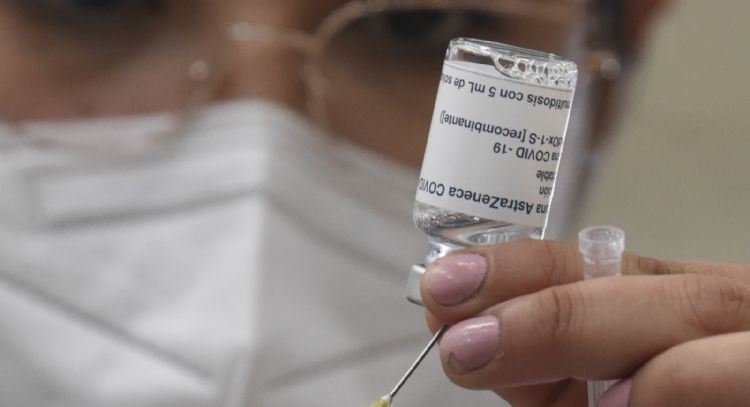 AstraZeneca retirará su vacuna contra covid a nivel mundial por esta razón