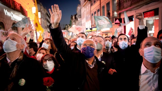 Pedro Sánchez felicita al socialista António Costa tras ganar las elecciones en Portugal