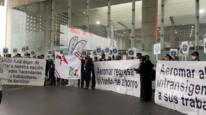 Pilotos y sobrecargos de Aeromar protestan en el AICM y exigen pago de salarios