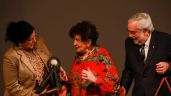 “Desbiologizar la escritura”: Margo Glantz al recibir el Premio Carlos Fuentes