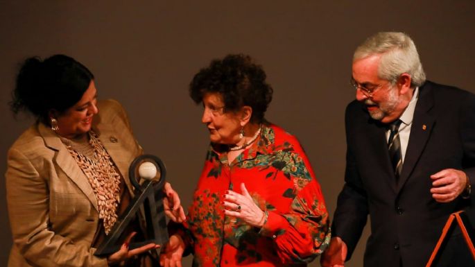 “Desbiologizar la escritura”: Margo Glantz al recibir el Premio Carlos Fuentes