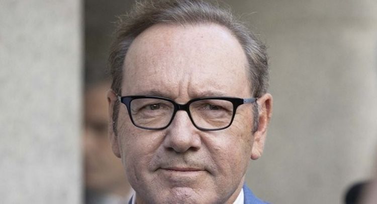 Kevin Spacey reaparece tras ganar juicios y llora en entrevista