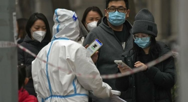 Descubren la causa subyacente de la niebla cerebral asociada al Covid largo