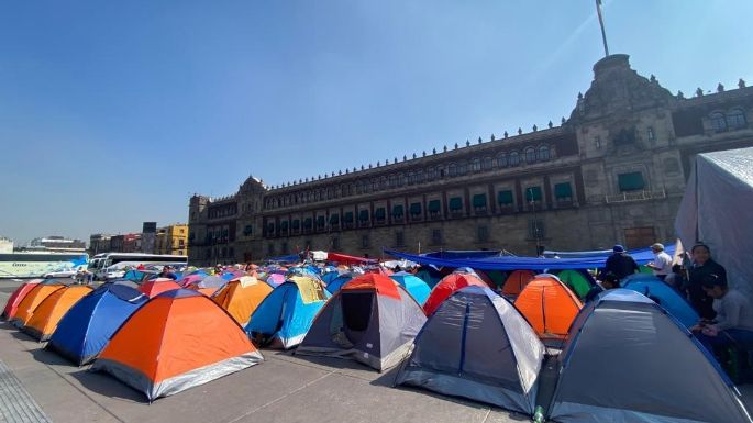 Maestros de Guerrero levantan su campamento del Zócalo capitalino tras 11 días de protesta