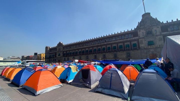 Maestros de Guerrero levantan su campamento del Zócalo capitalino tras 11 días de protesta