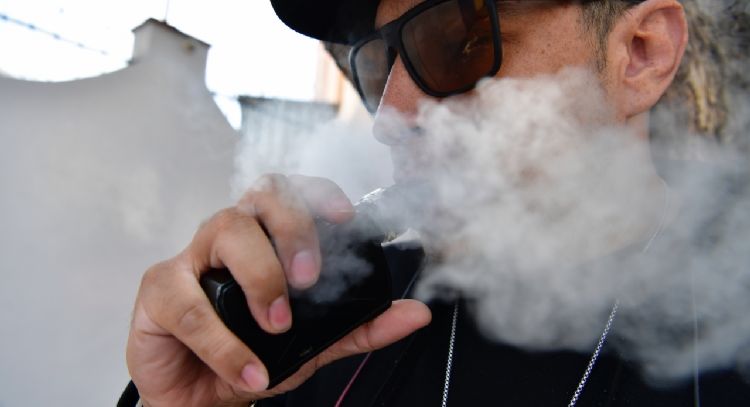 Avanza prohibición de vapeadores; diputados alertan que criminaliza a consumidores