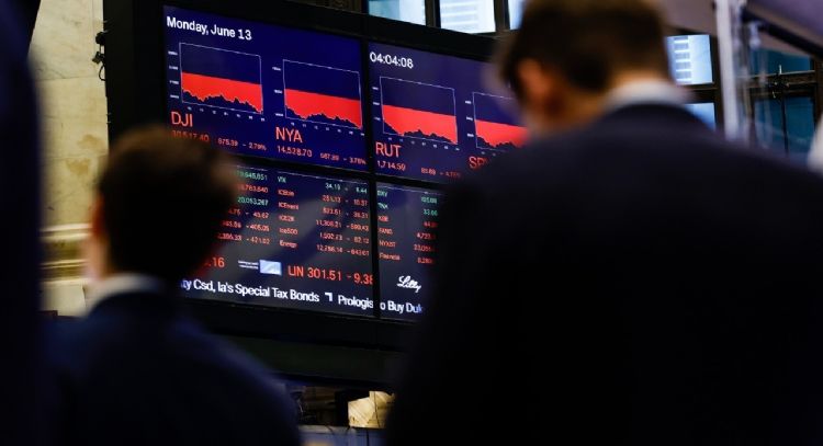 Wall Street se tambalea por temor a una desaceleración en EU