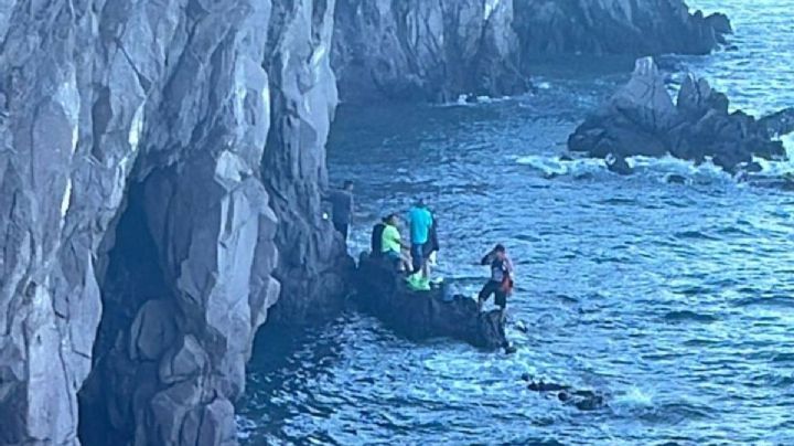 Lancha con sobrecupo vuelca en Guaymas; hay 8 familiares muertos