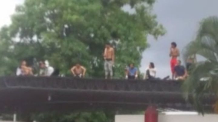Migrantes se amotinan en la Estación Migratoria Siglo XXI de Tapachula