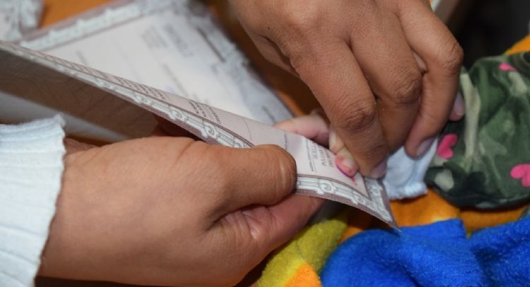 Cómo registrar a un bebé en 2026: así puedes elegir el orden de los apellidos