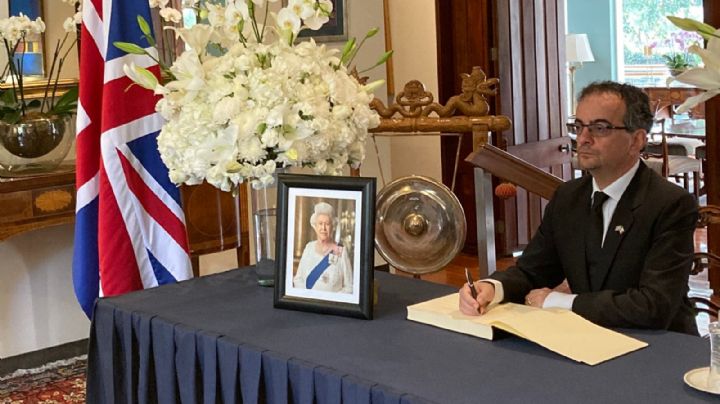 Embajada británica en México abre el libro de condolencias por la muerte de Isabel II