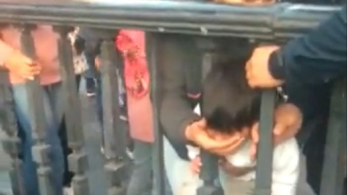 Niño queda atrapado al meter la cabeza entre los barrotes del metro Zócalo/Tenochtitlán (Video)