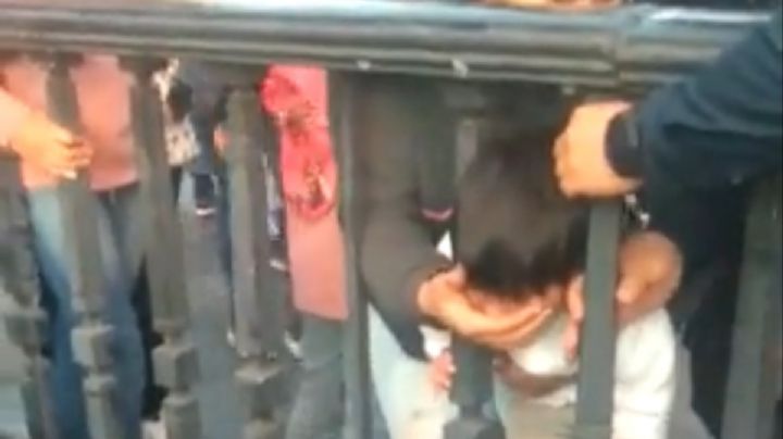 Niño queda atrapado al meter la cabeza entre los barrotes del metro Zócalo/Tenochtitlán (Video)