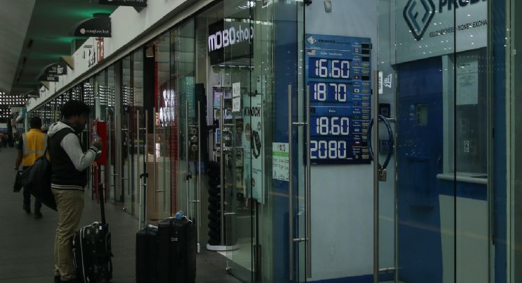 Peso se fortalece frente al dólar y expectativa de la decisión de la Fed