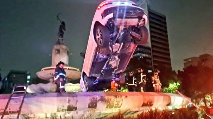 Conductor sube su camioneta a la fuente de la Diana Cazadora (Video)