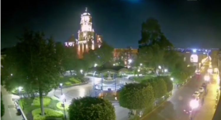 Sorprende a habitantes del centro del país luz cruzando el cielo