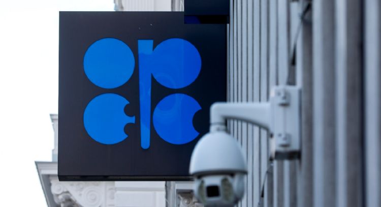 Algunos miembros de la OPEP+ reducen envío de petróleo; Brasil sopesa unirse