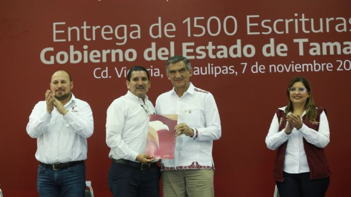 Entrega Américo escrituras a 1,500 familias tamaulipecas