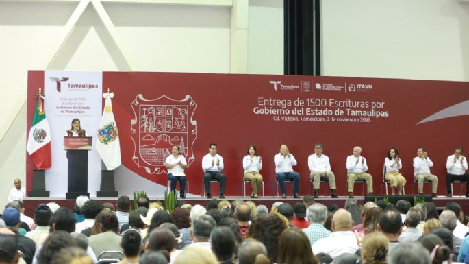 Entrega Américo escrituras a 1,500 familias tamaulipecas