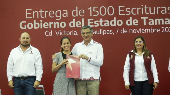 Entrega Américo escrituras a 1,500 familias tamaulipecas