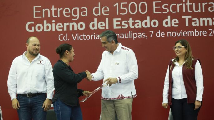 Entrega Américo escrituras a 1,500 familias tamaulipecas